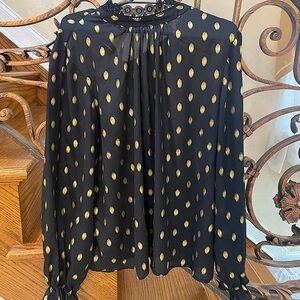 Stunning gold detailed top ✨